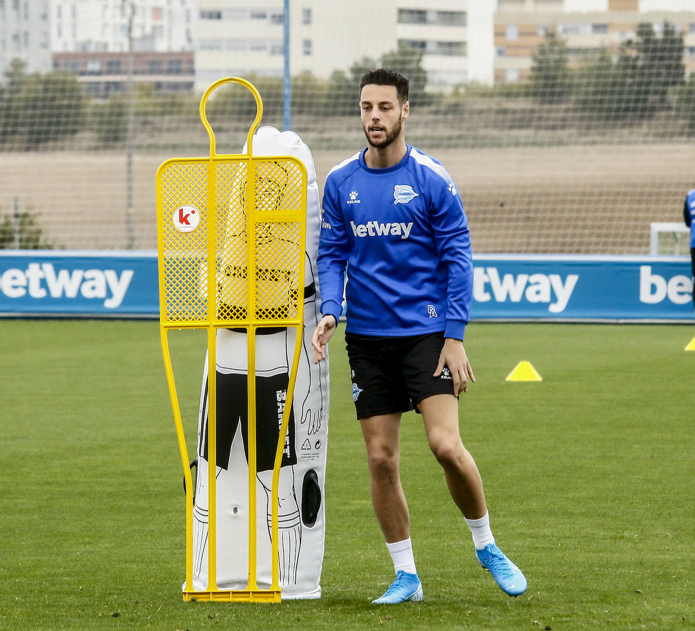 Burgui se ha ejercitado este viernes a pleno rendimiento, mientras que Pacheco parece haber superado las molestias en el empeine que le impidieron alinearse ante el Mallorca