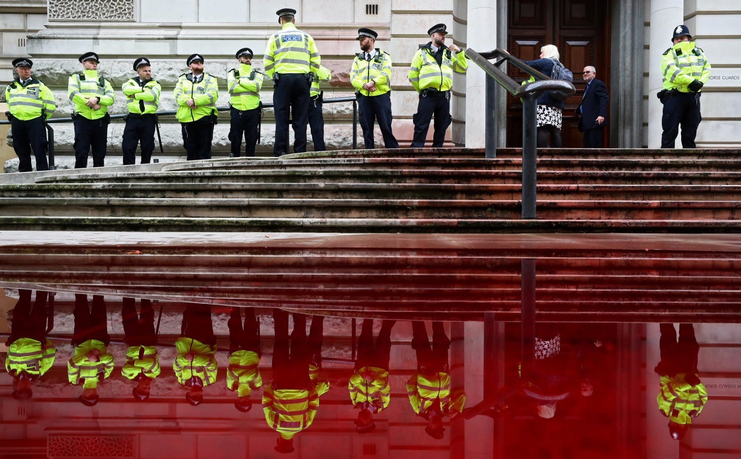 Agentes de policía hacen guardia frente al edificio del Tesoro durante una protesta del grupo Extinction en Londres, Gran Bretaña