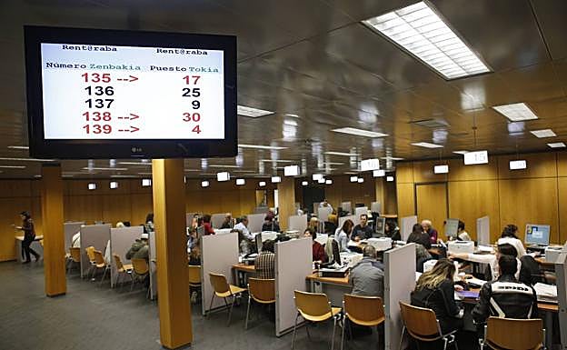 Contribuyentes alaveses en una oficina de Hacienda en Álava.