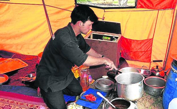 Akhond Ishaq en la tienda usada como cocina en el Karakorum. A 5.000 metros, una comida caliente viene a ser el mayor premio para cualquier escalador.