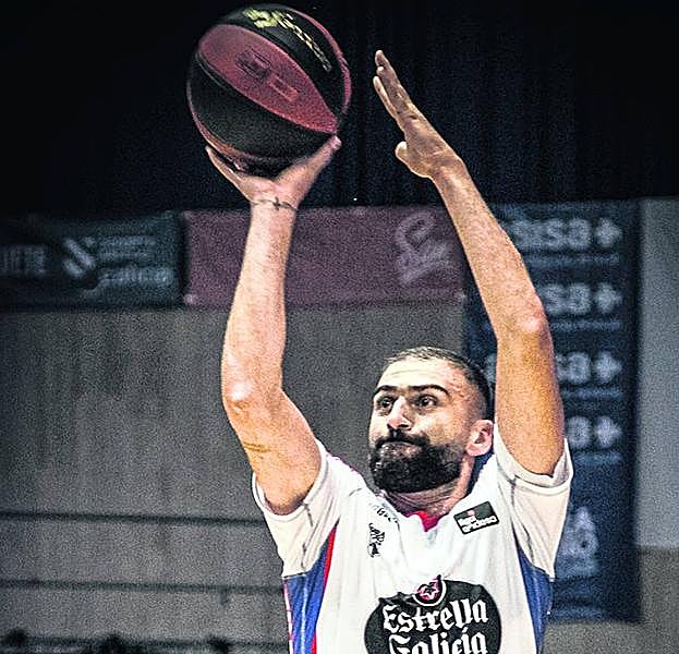 Vasileiadis, de 35 años, realiza un tiro a canasta. 