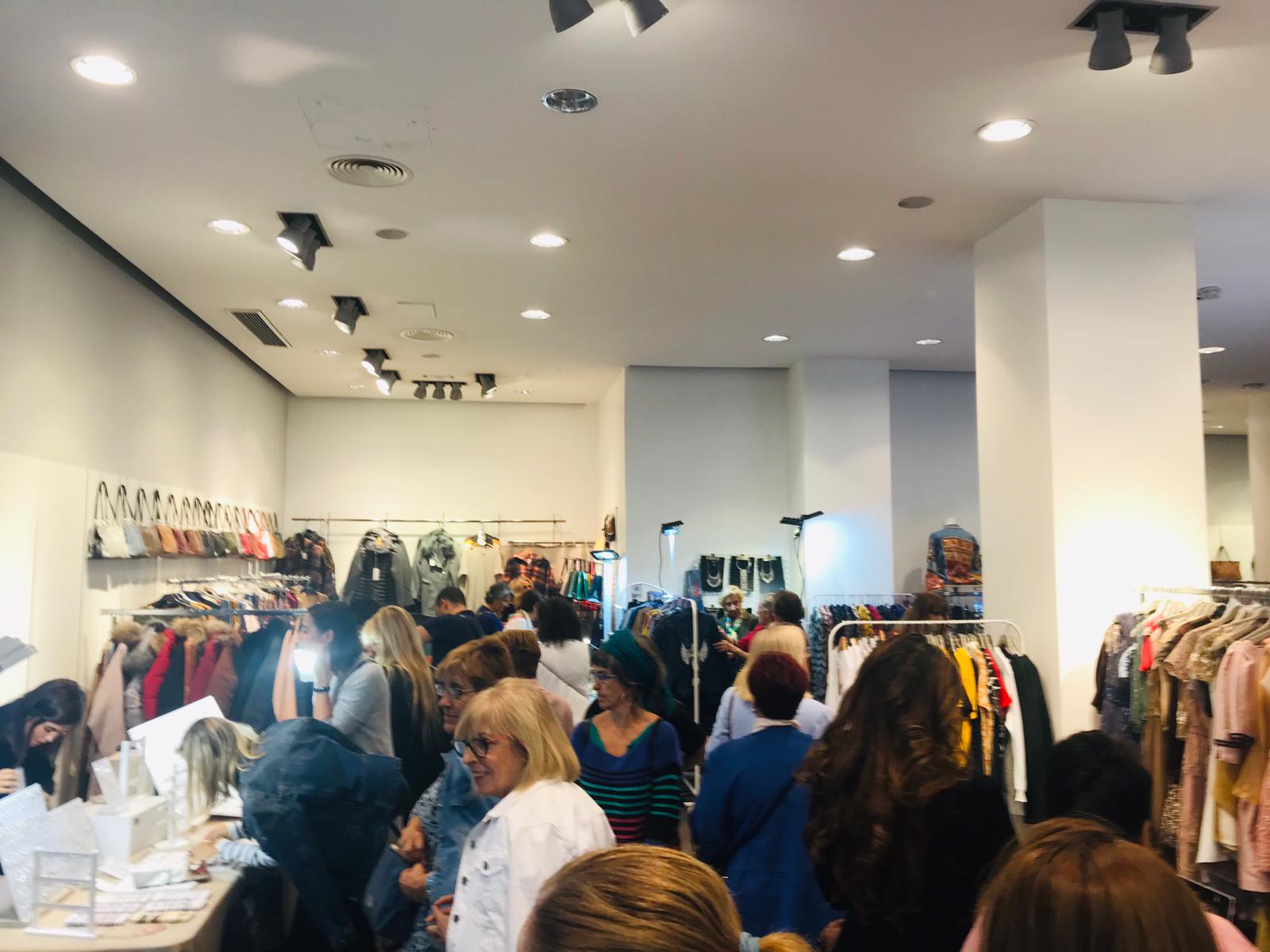 El diseñador vasco Ion Fiz muestra prendas de su colección otoño-invierno 2019 con descuentos de hasta el 70% en la 'pop up' de la plaza Moyua. Le acompañan en esta cita otras 30 firmas nacionales de distinto estilo y procedencia