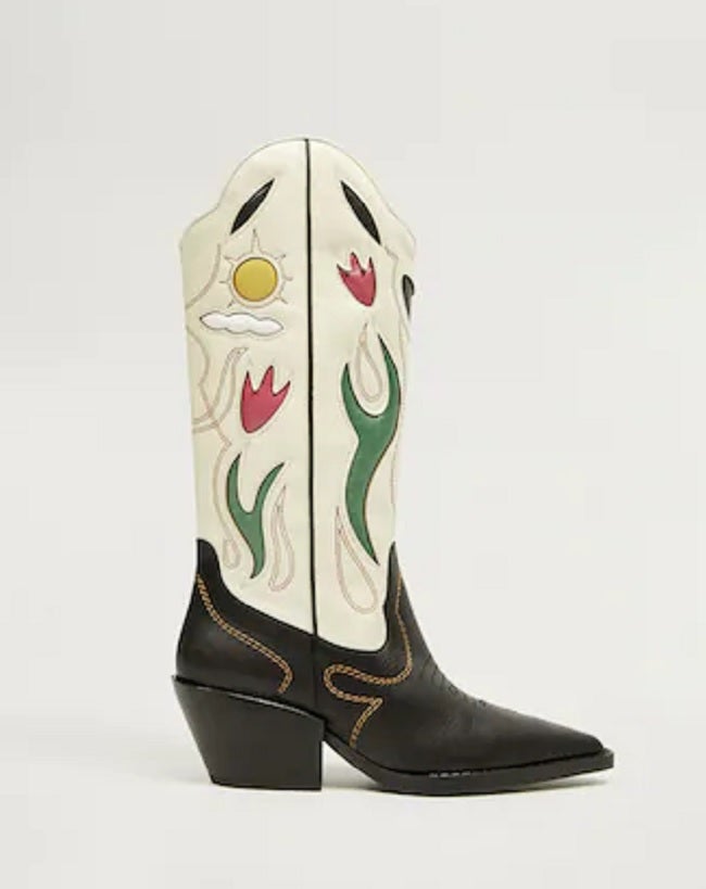 De piel, bicolor y con motivos 'western' bordados. De Mango (Precio: 149,99 euros).