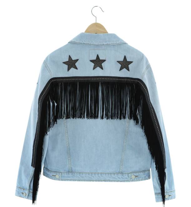 Cazadora vaquera con flecos y estrellas de The Rootz (120 euros)