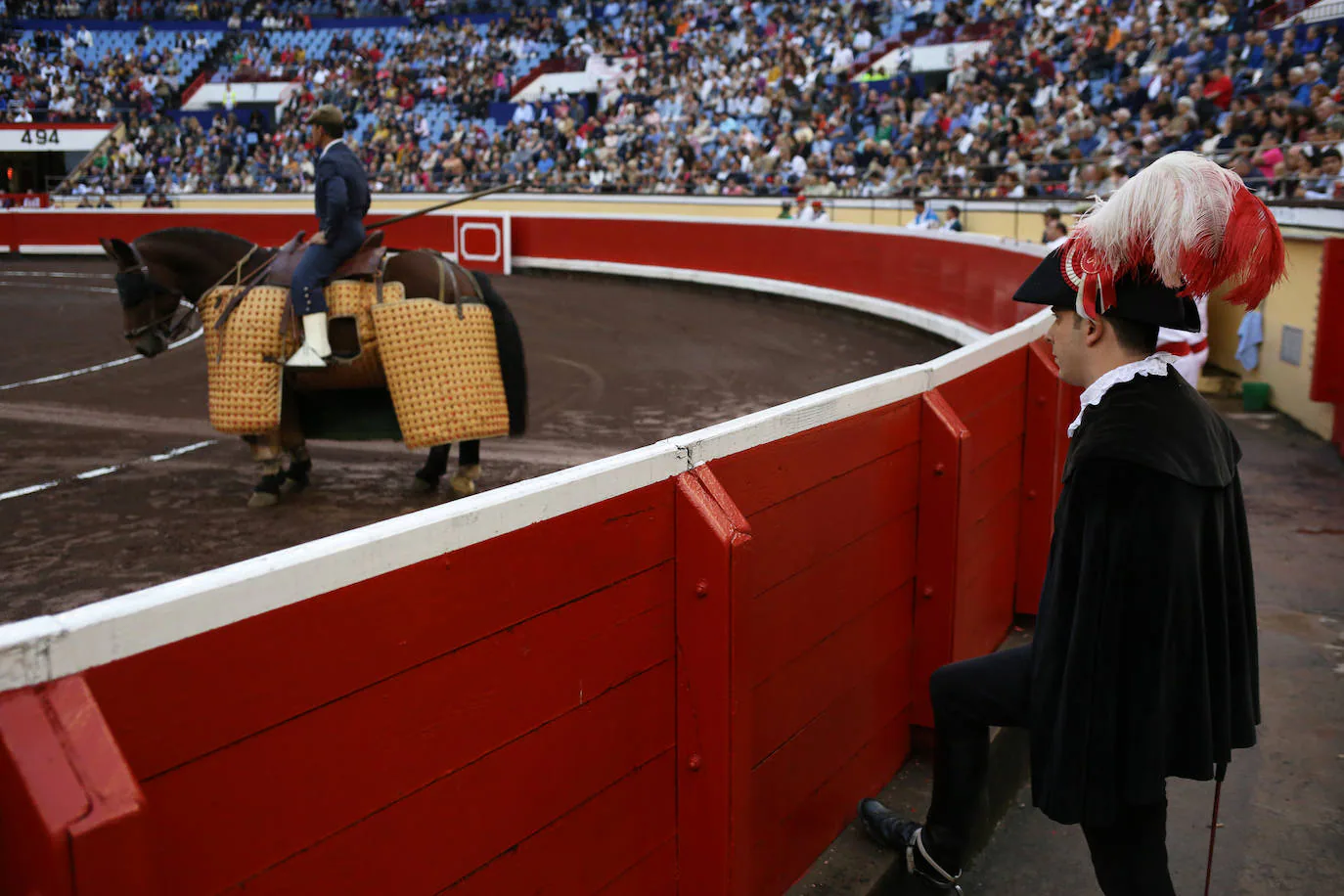 Un alguacilillo observa al picador a punto de entrar al toro.