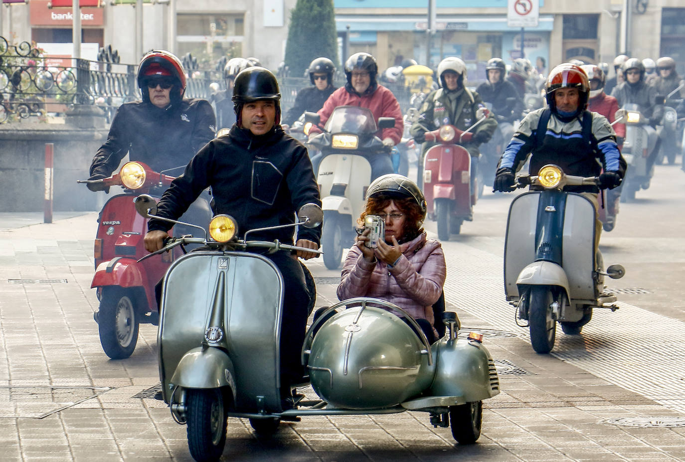 Fotos: Cien vespas recorren Álava