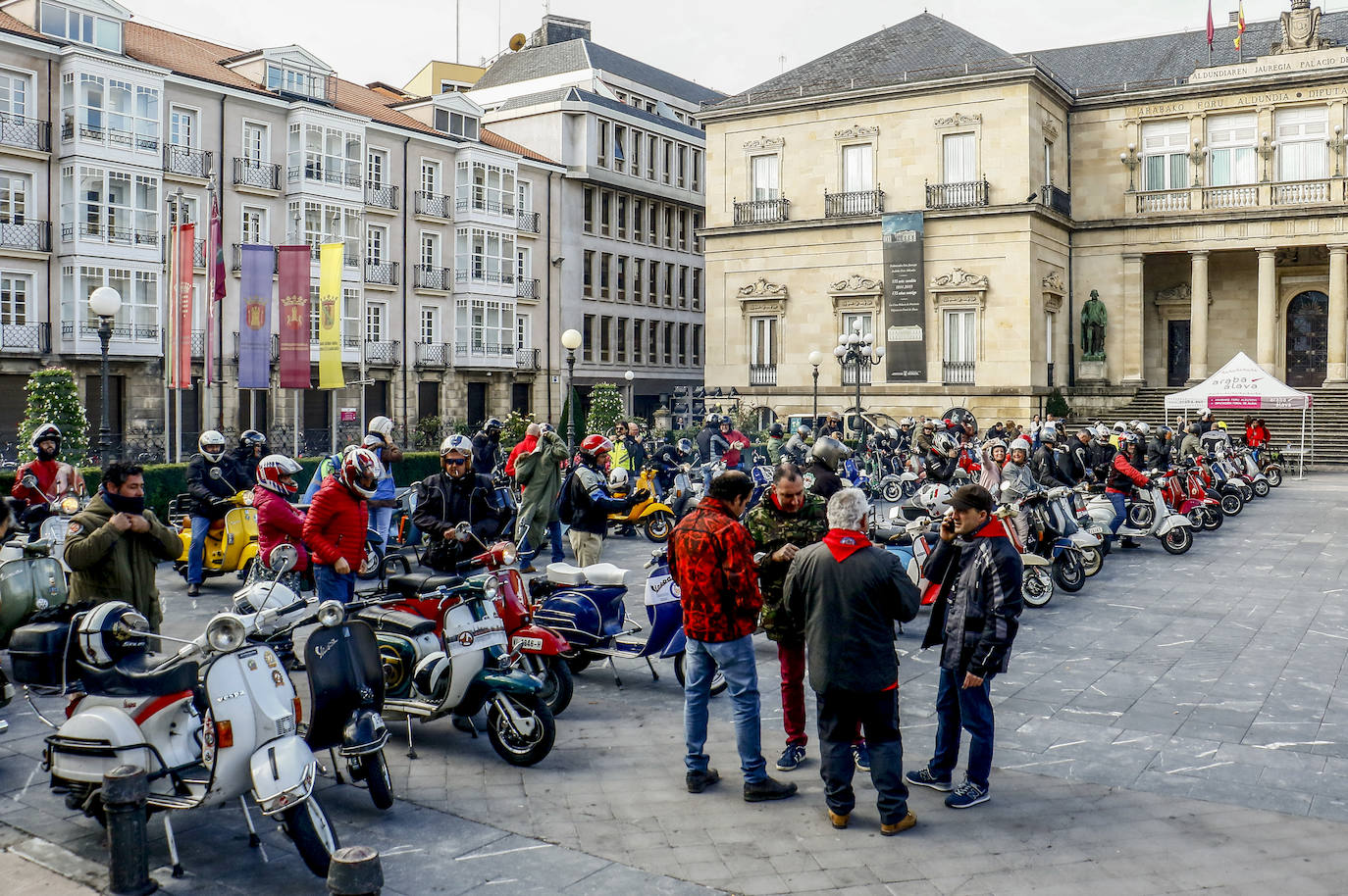 Fotos: Cien vespas recorren Álava