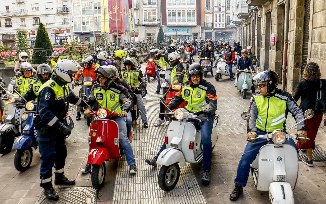 Fotos: Cien vespas recorren Álava