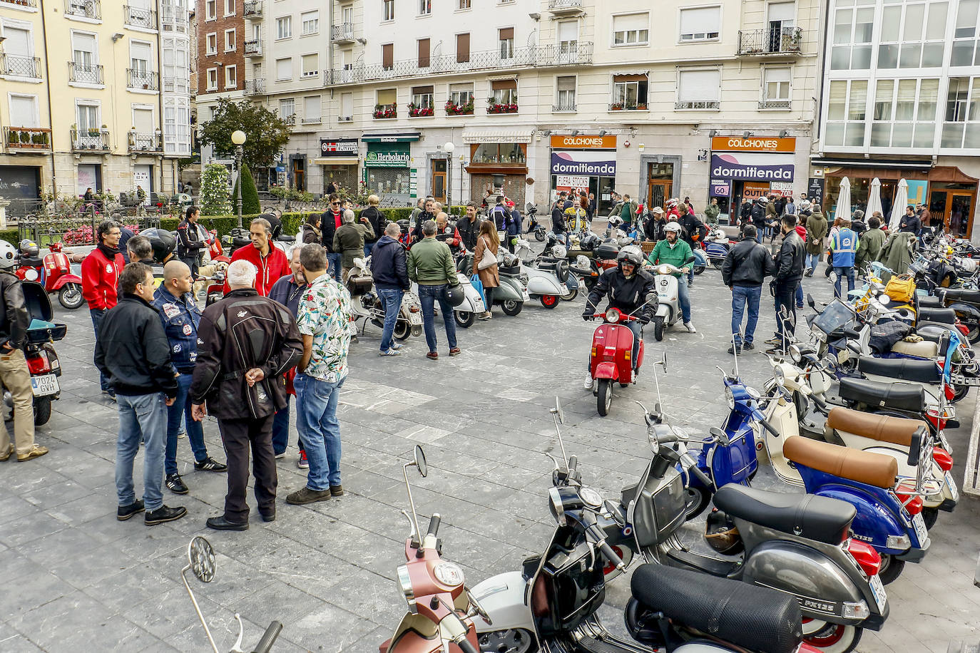 Fotos: Cien vespas recorren Álava