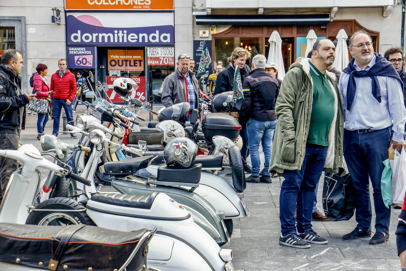 Fotos: Cien vespas recorren Álava