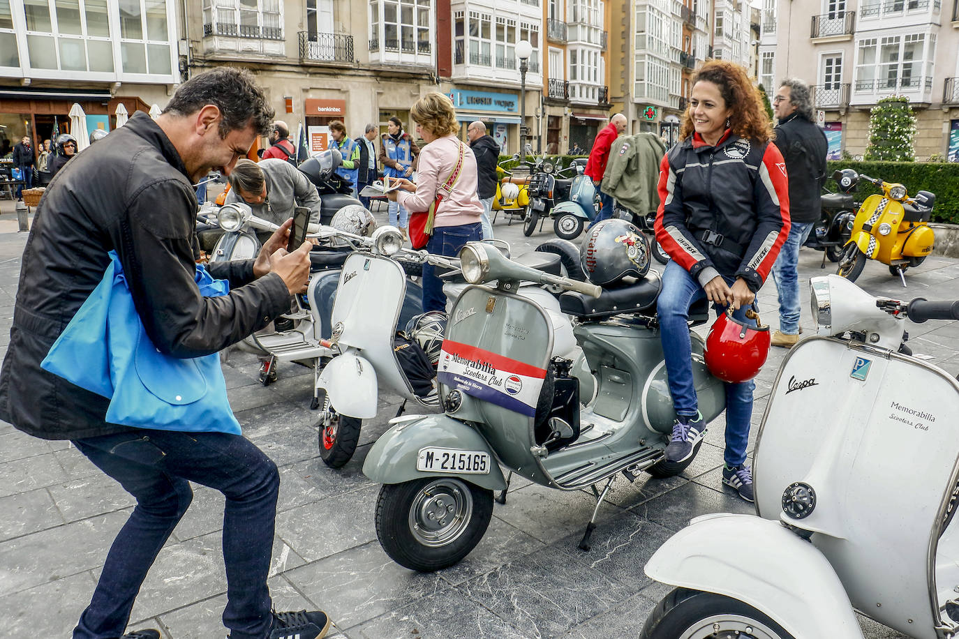 Fotos: Cien vespas recorren Álava