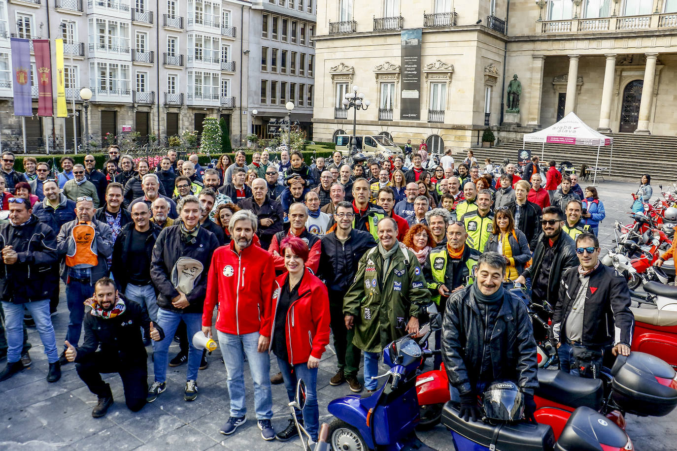 Fotos: Cien vespas recorren Álava