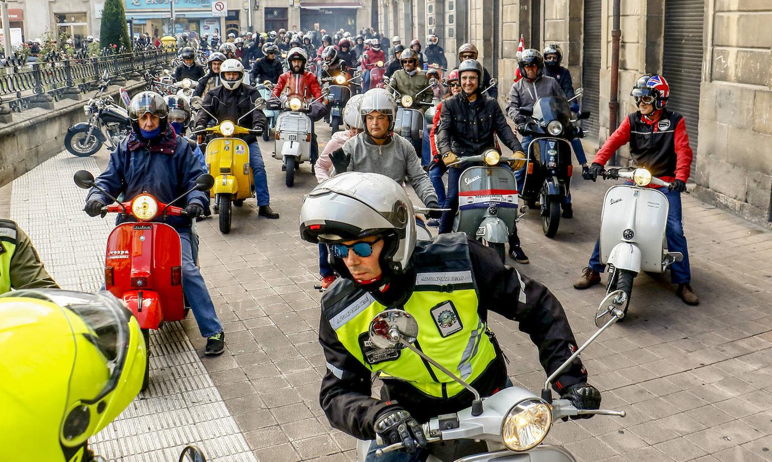 Fotos: Cien vespas recorren Álava