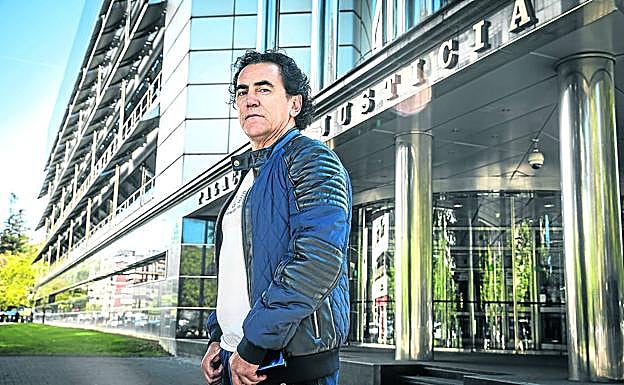 Sebastiao Sousa, inspector jefe de Policia Judiciaria de Portugal, junto al Palacio de Justicia. 