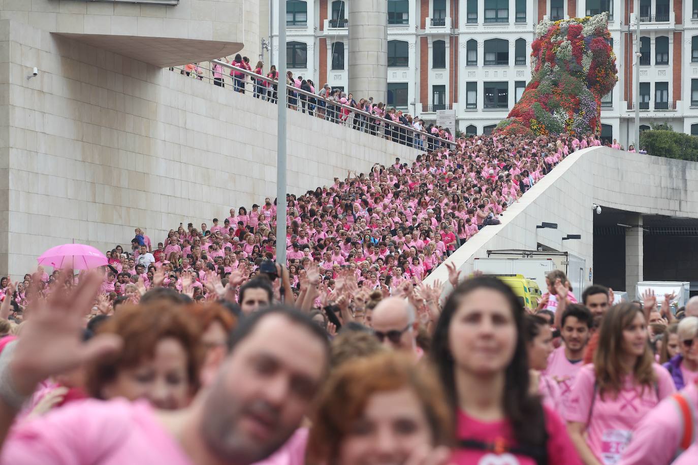 Fotos: Una multitud contra el cáncer de mama recorre Bilbao