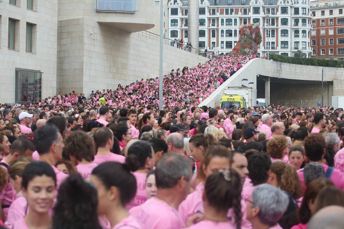 Fotos: Una multitud contra el cáncer de mama recorre Bilbao