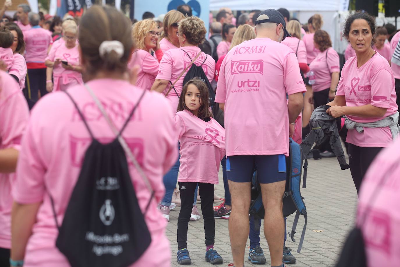 Fotos: Una multitud contra el cáncer de mama recorre Bilbao