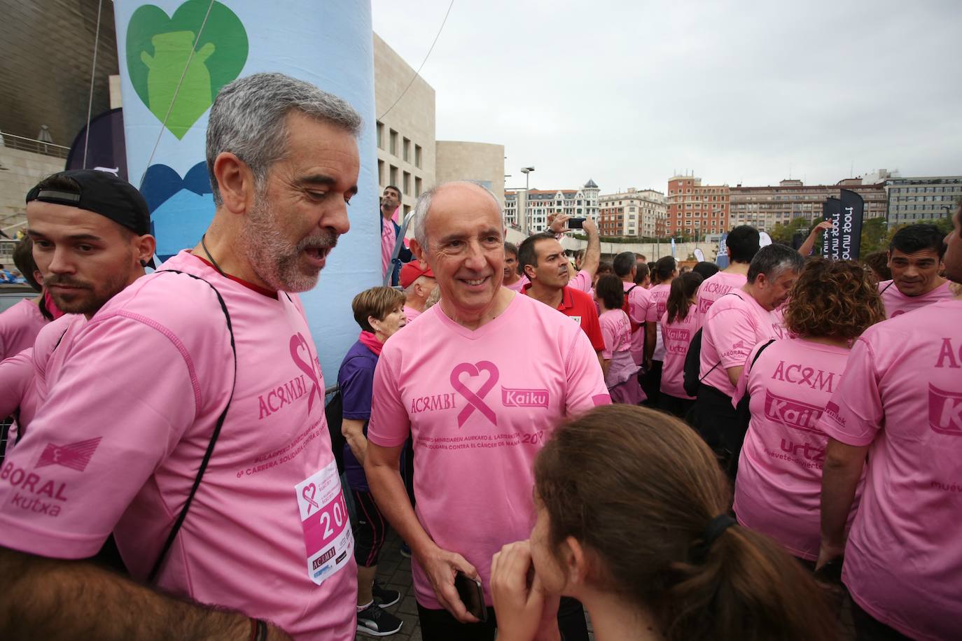 Fotos: Una multitud contra el cáncer de mama recorre Bilbao