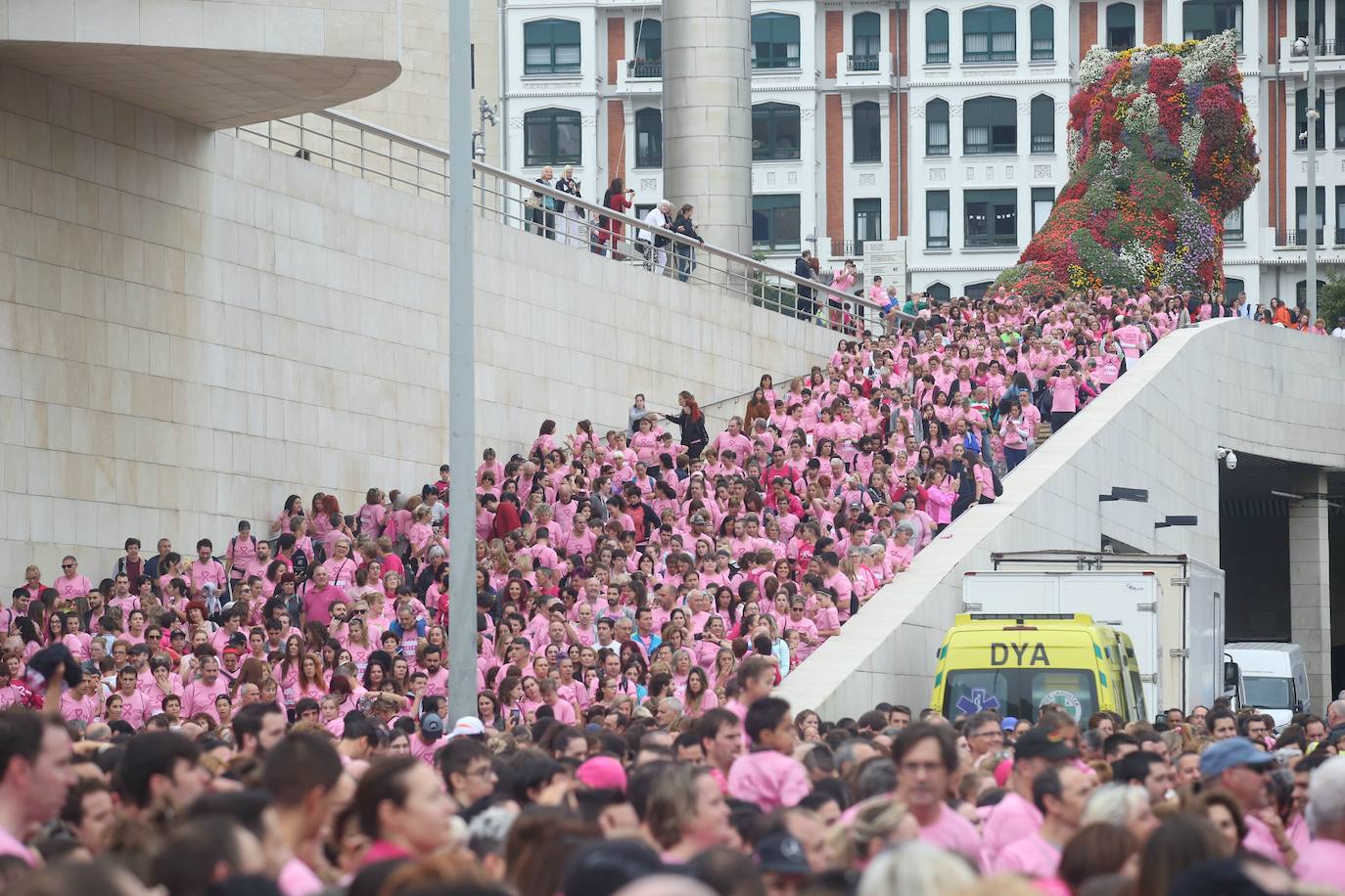 Fotos: Una multitud contra el cáncer de mama recorre Bilbao