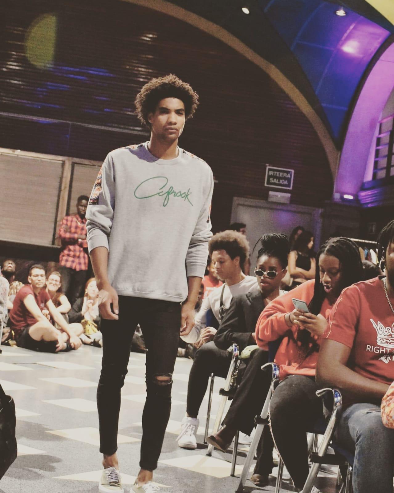 El cantante Betto Snay, angoleño de 38 años, funda la marca Afrook Live Style, que pretende «visibilizar y normalizar la diversidad»