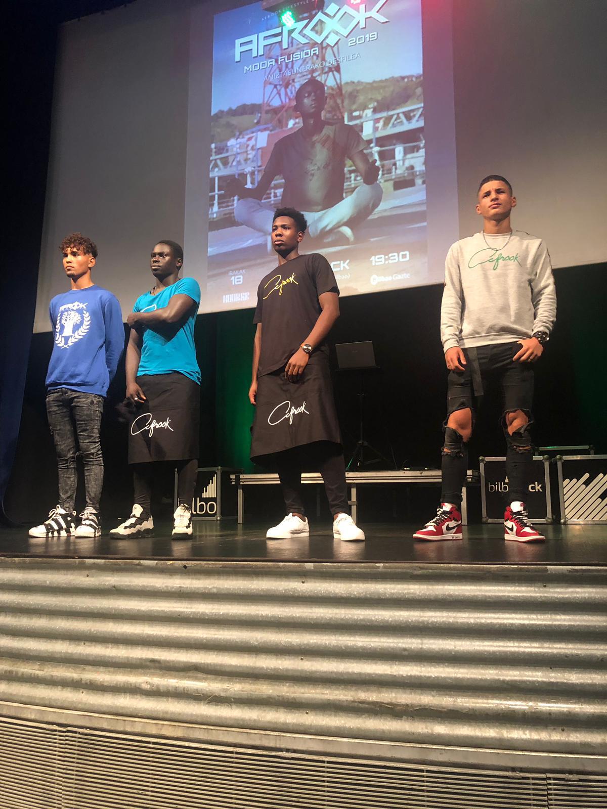 El cantante Betto Snay, angoleño de 38 años, funda la marca Afrook Live Style, que pretende «visibilizar y normalizar la diversidad»