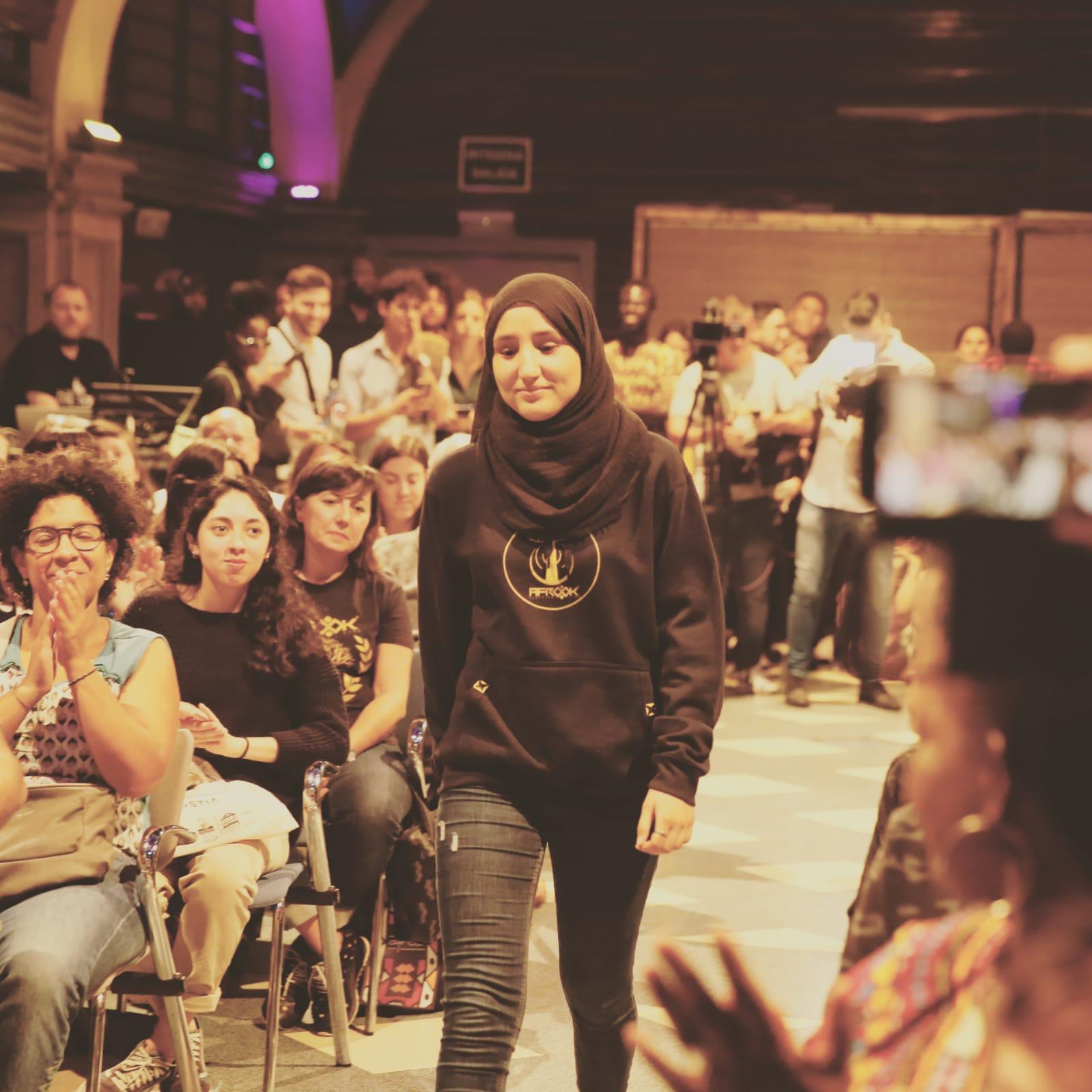 El cantante Betto Snay, angoleño de 38 años, funda la marca Afrook Live Style, que pretende «visibilizar y normalizar la diversidad»