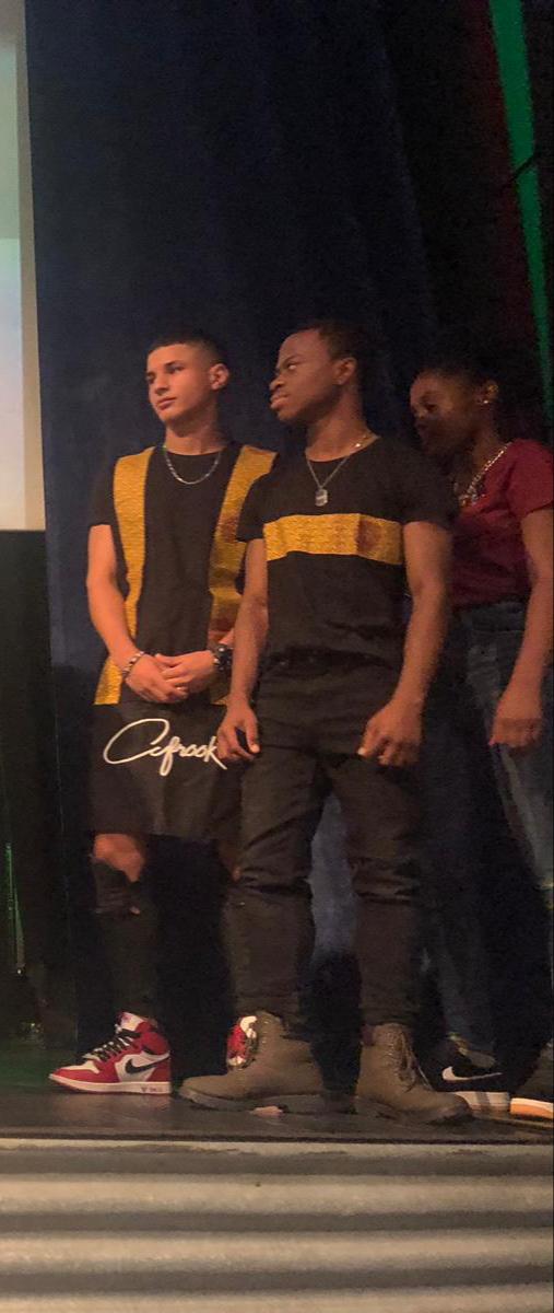 El cantante Betto Snay, angoleño de 38 años, funda la marca Afrook Live Style, que pretende «visibilizar y normalizar la diversidad»