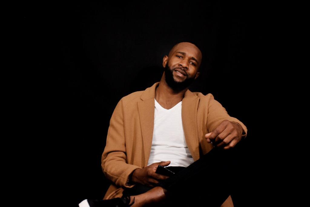 El cantante Betto Snay, angoleño de 38 años, funda la marca Afrook Live Style, que pretende «visibilizar y normalizar la diversidad»