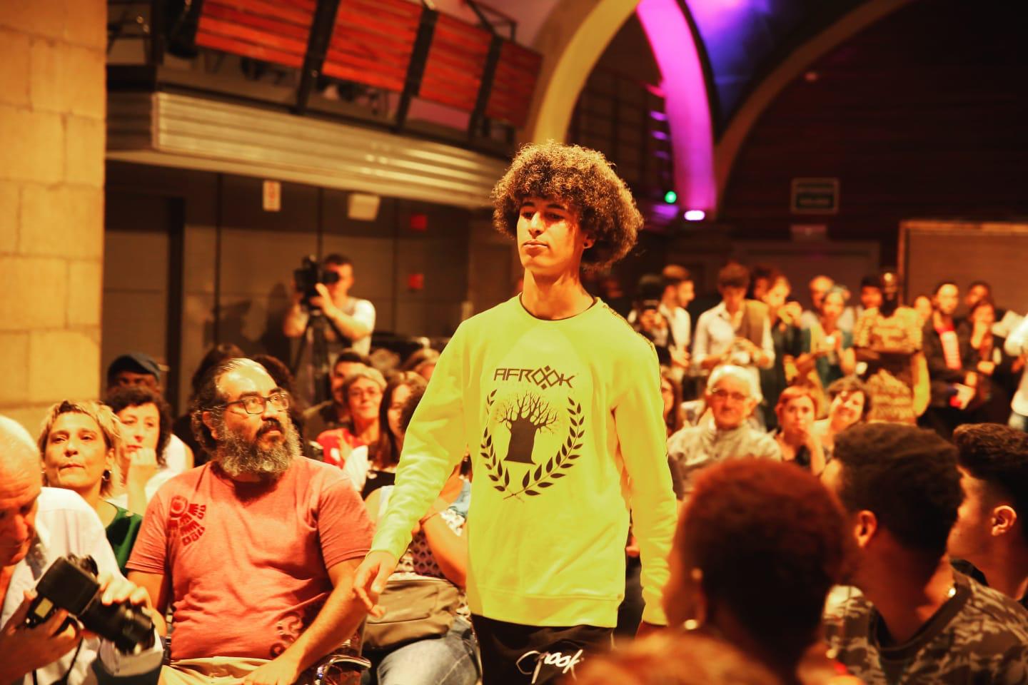 El cantante Betto Snay, angoleño de 38 años, funda la marca Afrook Live Style, que pretende «visibilizar y normalizar la diversidad»