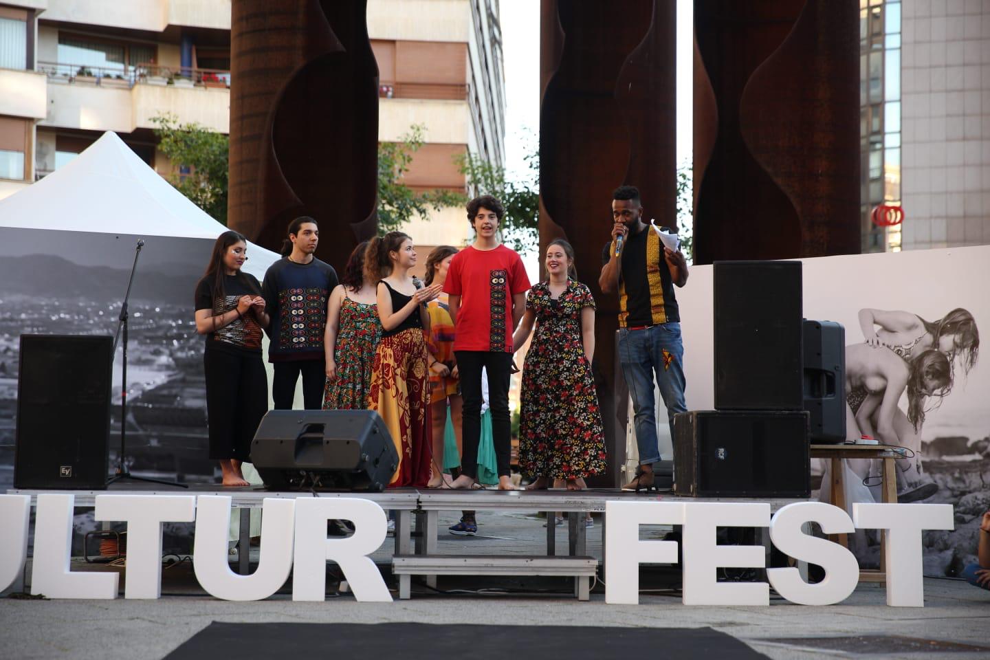 El cantante Betto Snay, angoleño de 38 años, funda la marca Afrook Live Style, que pretende «visibilizar y normalizar la diversidad»