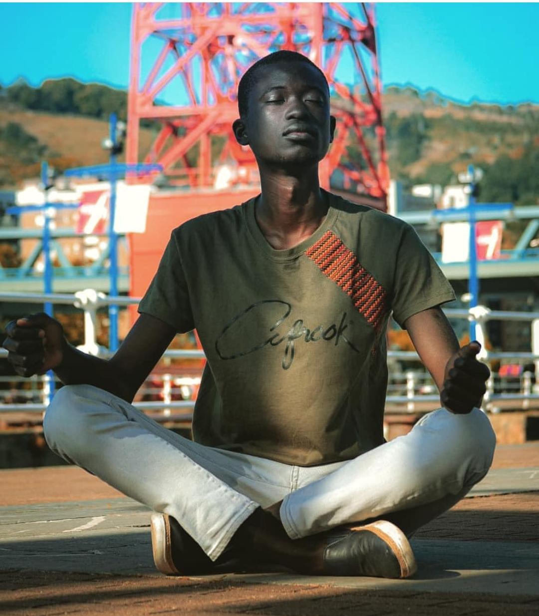 El cantante Betto Snay, angoleño de 38 años, funda la marca Afrook Live Style, que pretende «visibilizar y normalizar la diversidad»