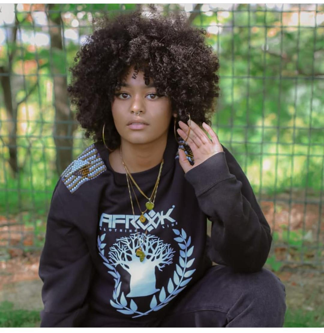 El cantante Betto Snay, angoleño de 38 años, funda la marca Afrook Live Style, que pretende «visibilizar y normalizar la diversidad»