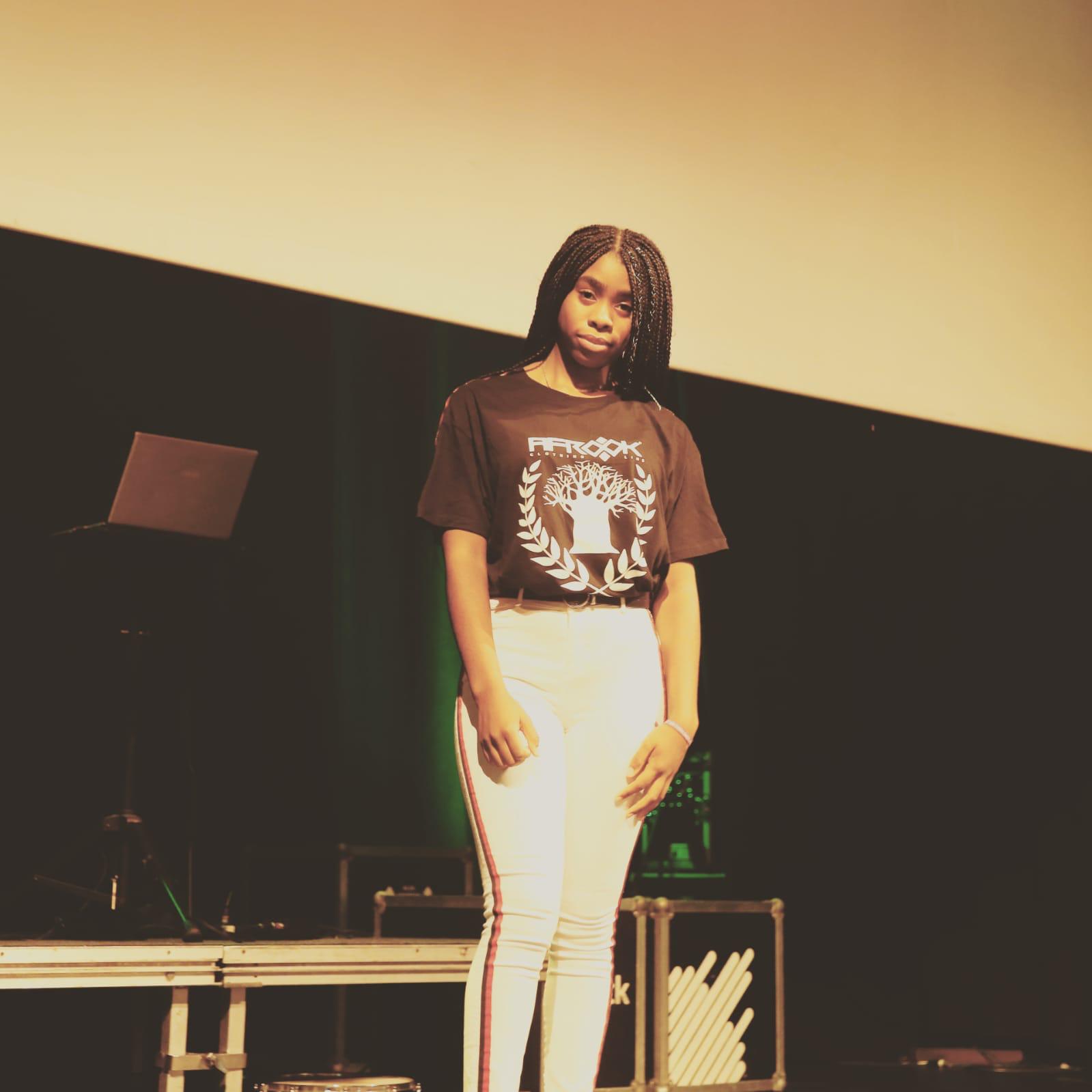 El cantante Betto Snay, angoleño de 38 años, funda la marca Afrook Live Style, que pretende «visibilizar y normalizar la diversidad»