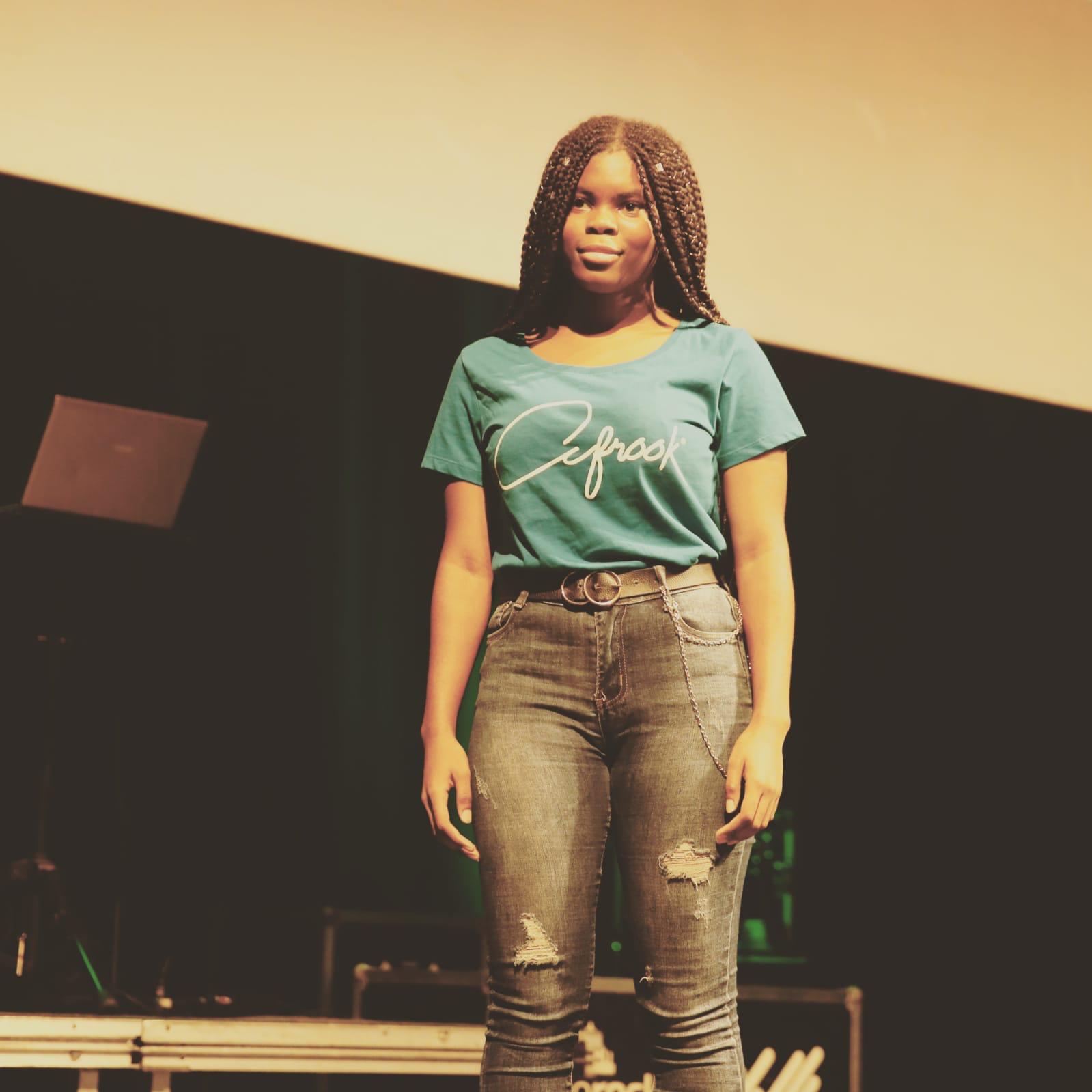 El cantante Betto Snay, angoleño de 38 años, funda la marca Afrook Live Style, que pretende «visibilizar y normalizar la diversidad»