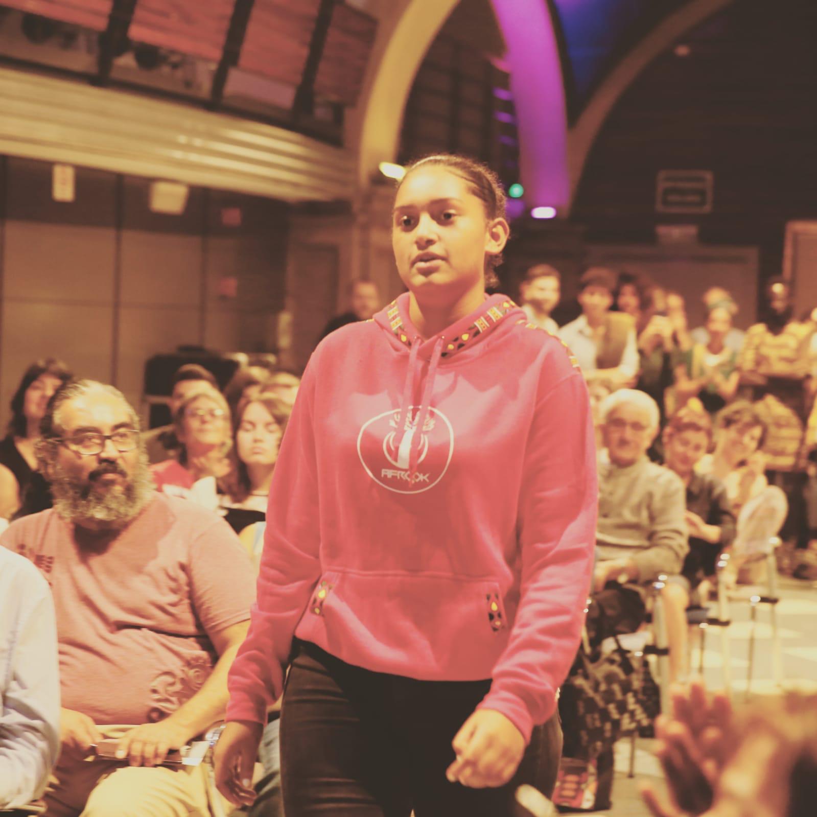 El cantante Betto Snay, angoleño de 38 años, funda la marca Afrook Live Style, que pretende «visibilizar y normalizar la diversidad»