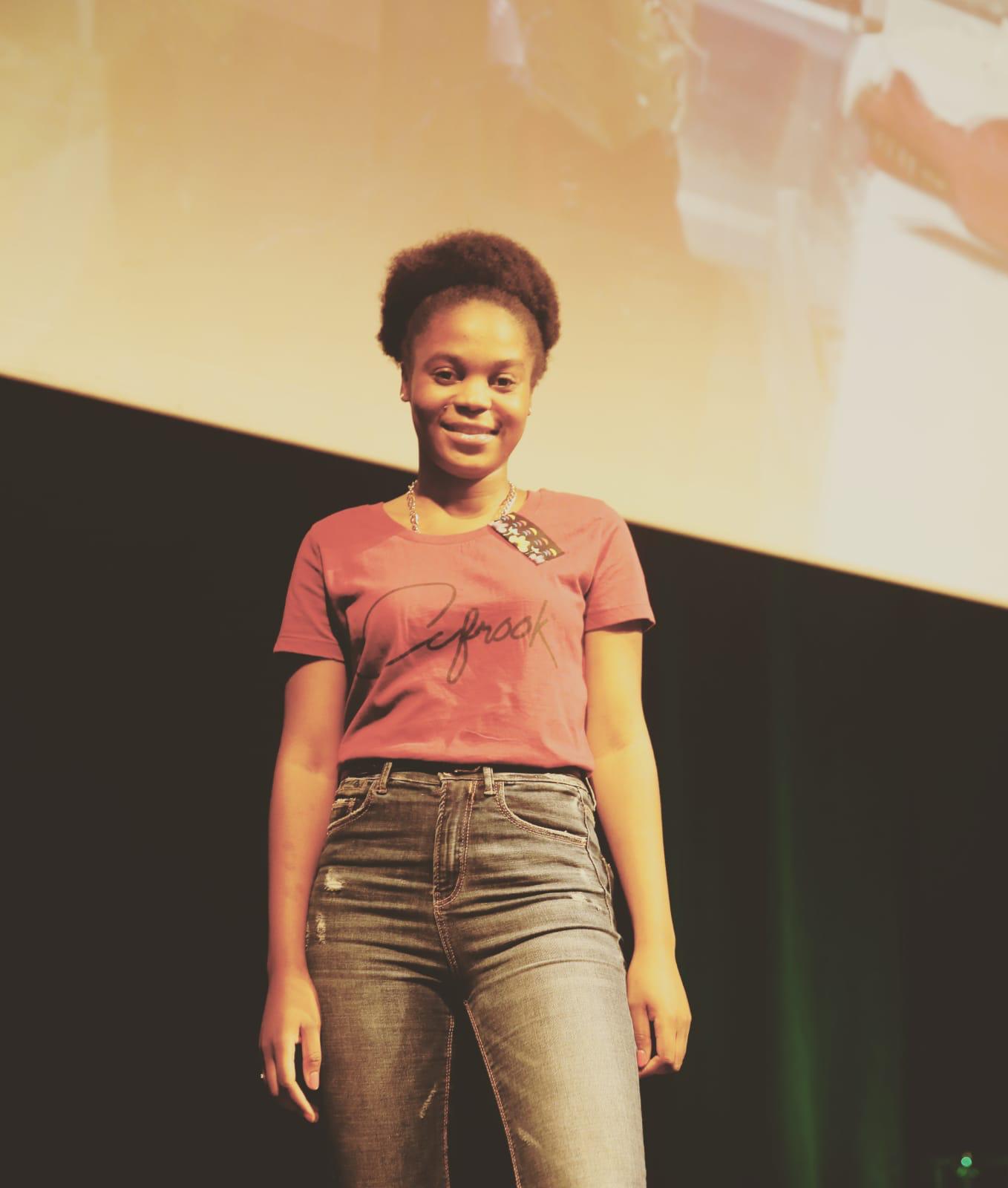 El cantante Betto Snay, angoleño de 38 años, funda la marca Afrook Live Style, que pretende «visibilizar y normalizar la diversidad»