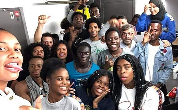 Los participantes en el desfile posan sonrientes.