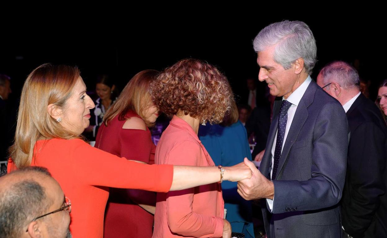 Ana Pastor saluda al diputado popular Adolfo Suárez Illana. 