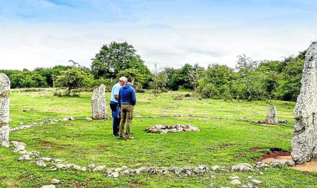 En horizontal, el crómlech de Mendiluze, con su característico círculo de piedras.