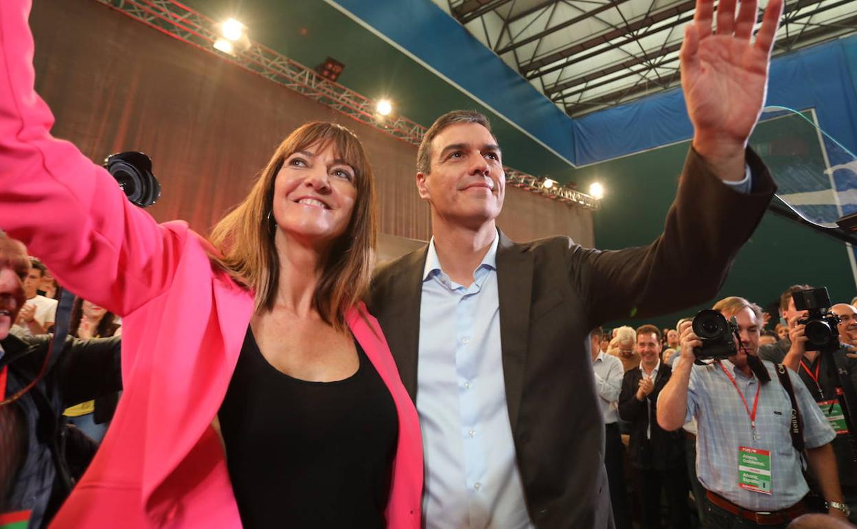 Idoia Mendia y Pedro Sánchez, este domingo en Barakaldo.