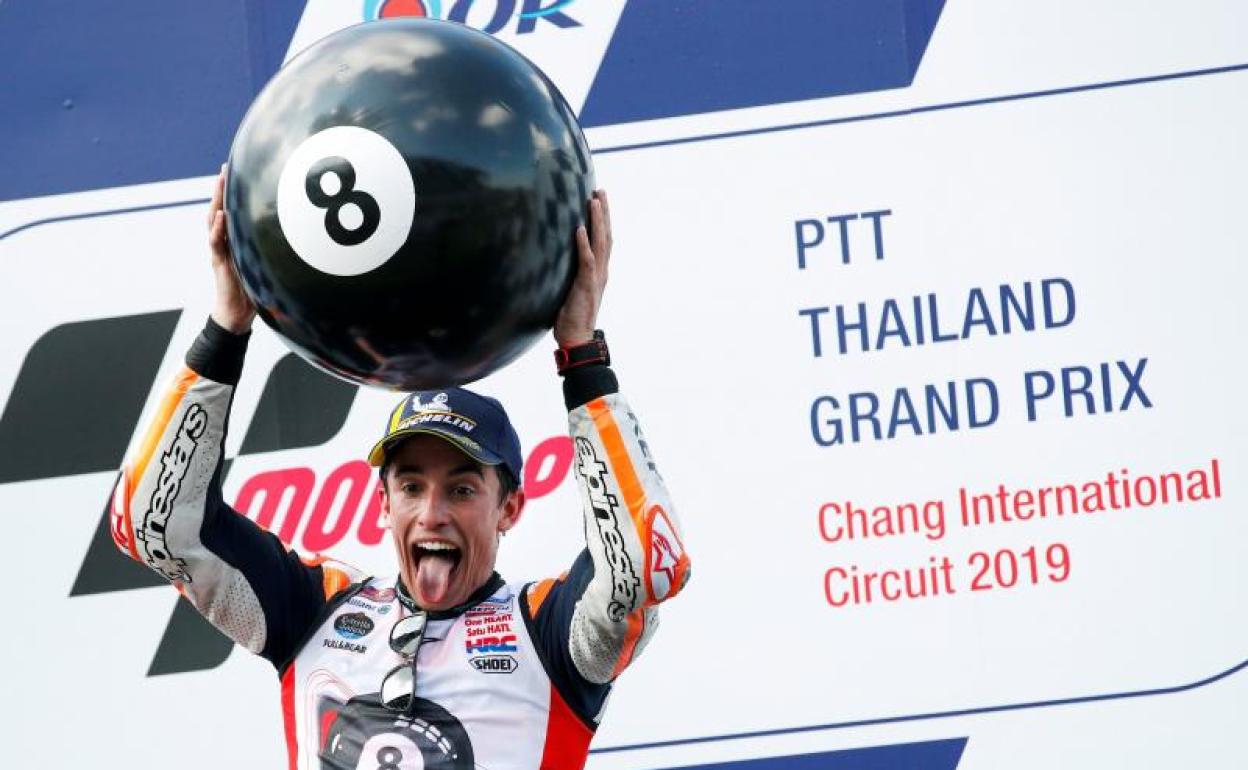 Marc Márquez celebra la consecución de su octavo título de campeón del mundo, el sexto en MotoGP. 