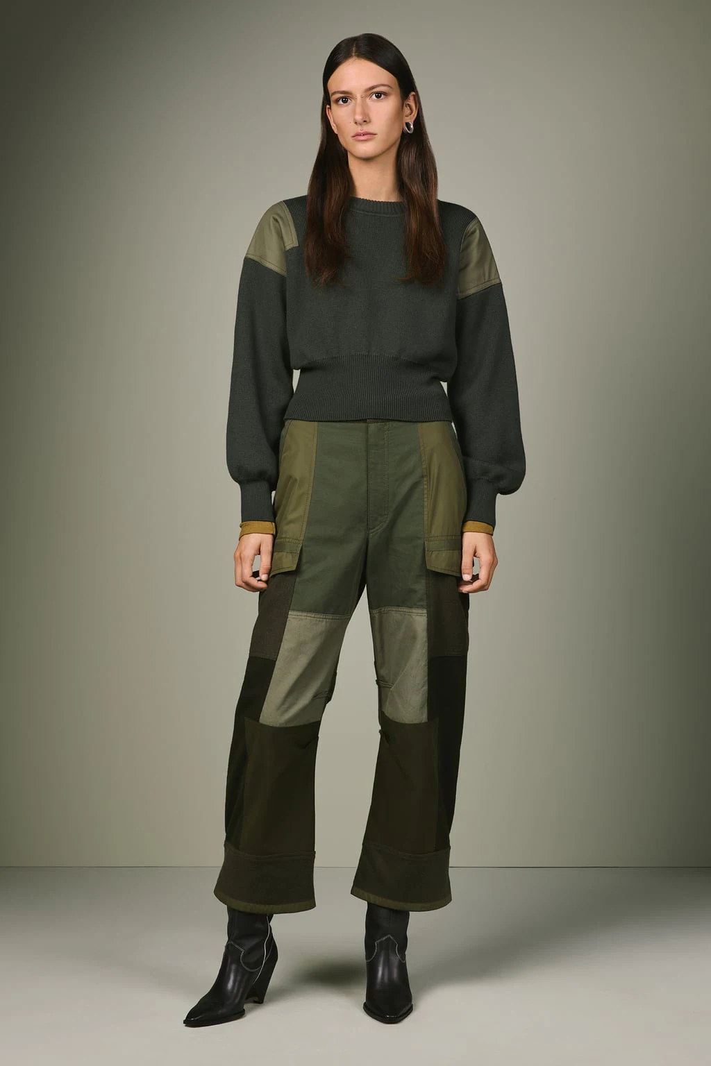 Zara lanza la tercera colección SRPLS, una línea de estética militar cuyos diseños se han vuelto imprescindibles en los looks de Marta Ortega