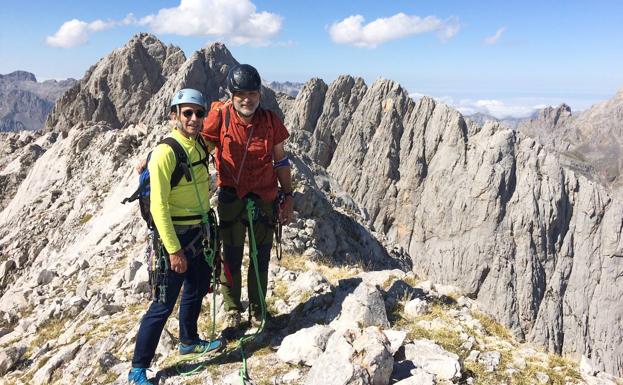 Imagen principal - Javier Alonso Aldama (dcha) y Luis Garagarza, tras escalar la vía Casiopea a la Torre Salinas, en Picos de Europa. A continuación, Javo, en la vía de Las placas, Peña Olvidada (Picos de Europa). Finalmente, Javo, en primer término, y Luis Garagarza escalando en Ogoño.