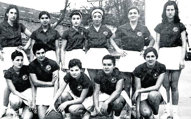 El Vasconia femenino. Arriba, Castro, Alda, M. C. Abarquero, Arana, Elvira y Ruiz. Abajo, R. Abarquero, Ortiz, Sevilla, Pérez y Sáenz. 