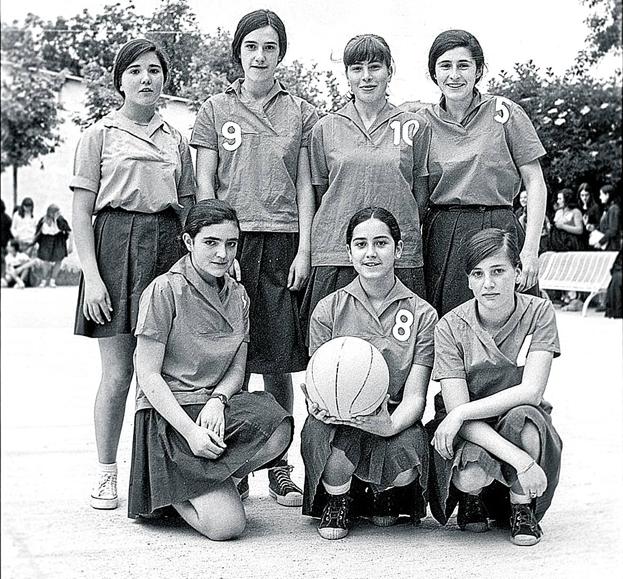 Imagen de un equipo infantil femenino de la época.