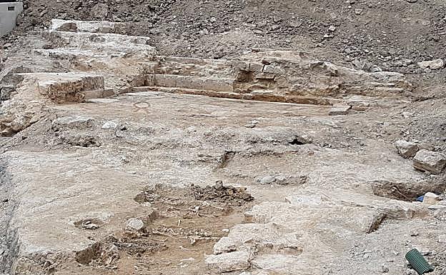 Los restos humanos y del portegado del convento de San Francisco. 