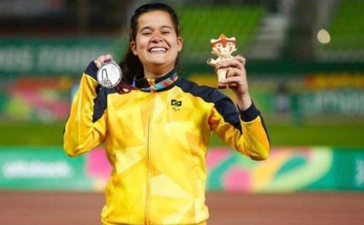 Posando con una de las dos medallas que se colgó en los Paralimpicos de Río de Janeiro. 
