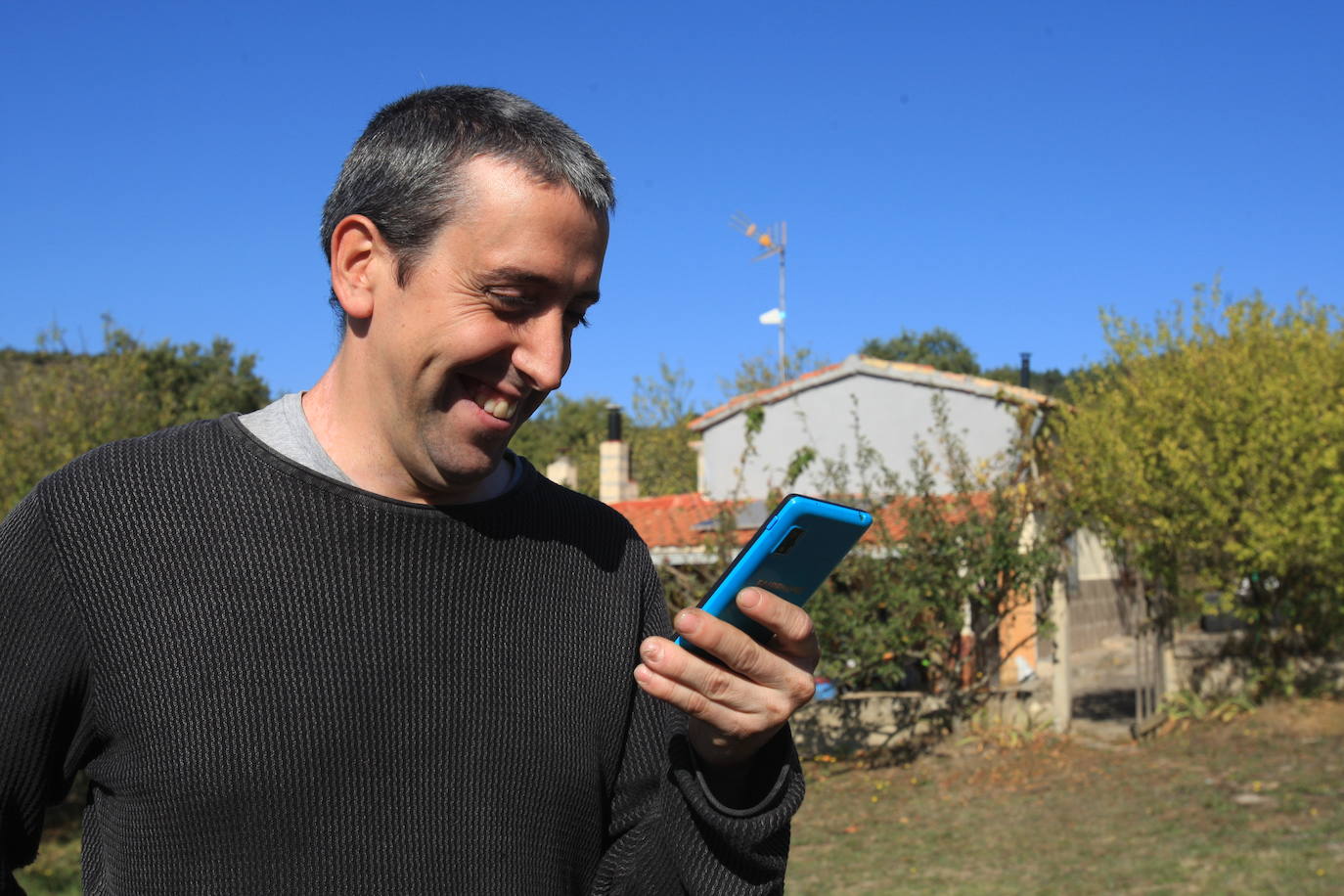 Aitor Hernández es un vitoriano ejemplo de que en las ciudades también se puede ayudar al planeta: banca y aseguradora ética, un teléfono sin coltán, energías renovables...