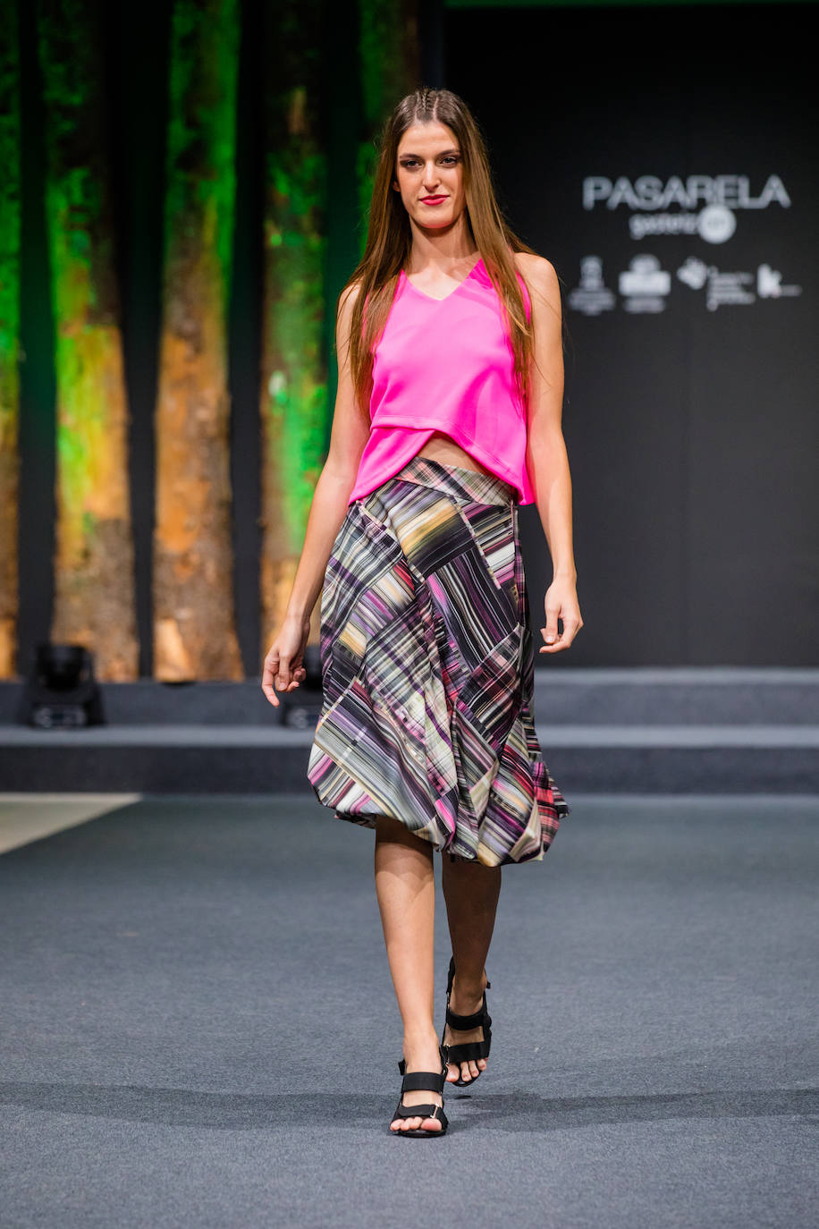Propuestas sostenibles, diseños extravagantes y moda infantil han protagonizado la segunda jornada de la cita 'fashion' en el Palacio Europa de Vitoria