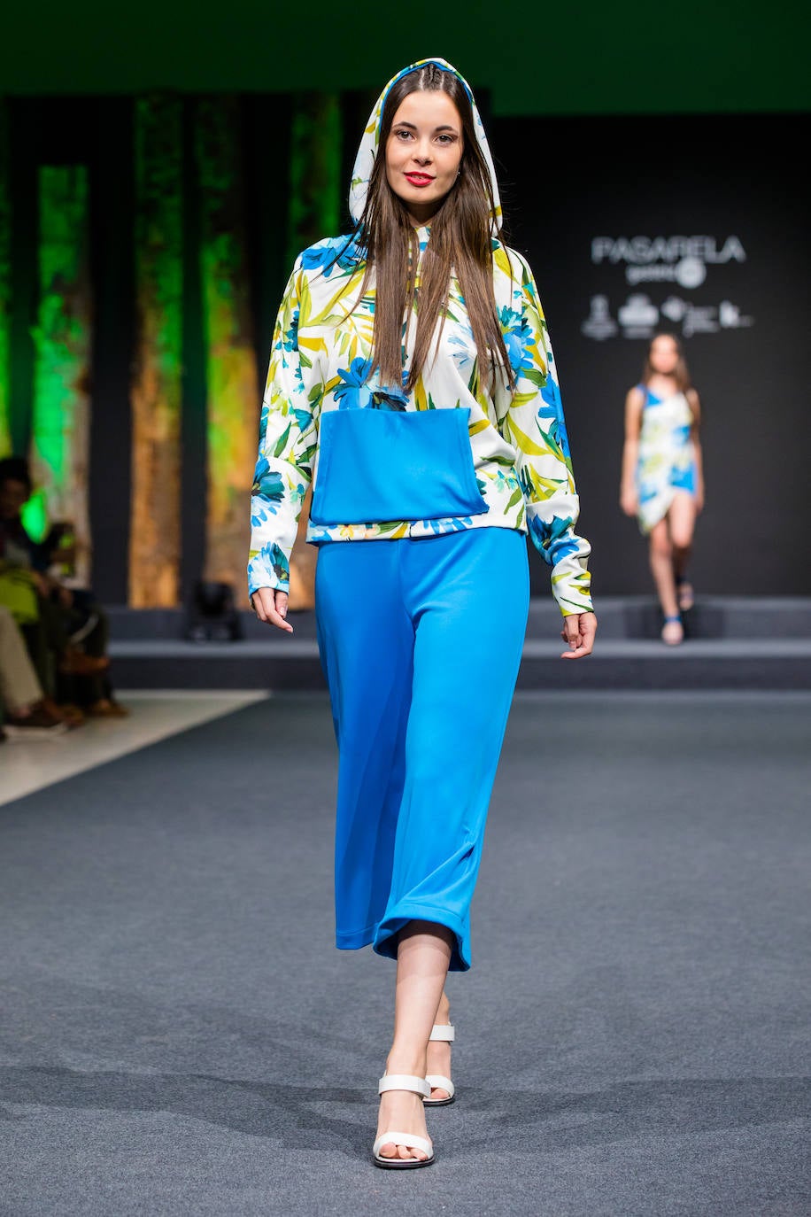 Propuestas sostenibles, diseños extravagantes y moda infantil han protagonizado la segunda jornada de la cita 'fashion' en el Palacio Europa de Vitoria